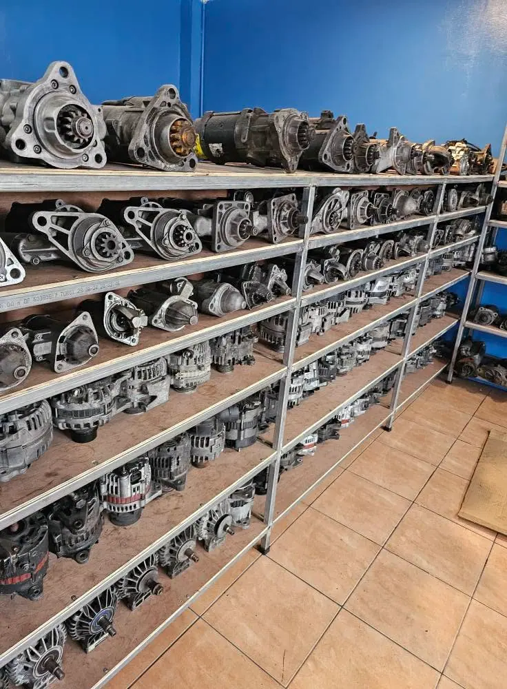Estantería con motores de arranque y alternadores
