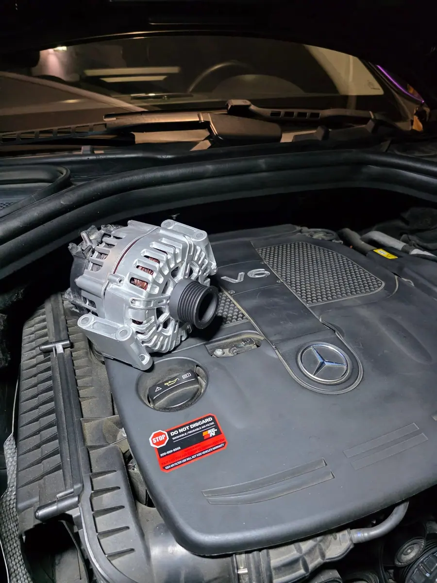 Alternador sobre el motor de un vehículo liviano